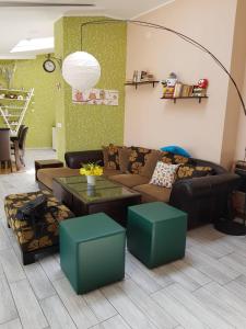 Apartment Sovica في بلغراد: غرفة معيشة مع أريكة وطاولة
