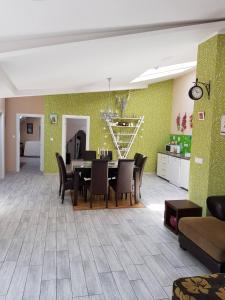 Apartment Sovica في بلغراد: غرفة طعام مع طاولة وكراسي