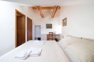 Llit o llits en una habitació de Pivovar Řevnice