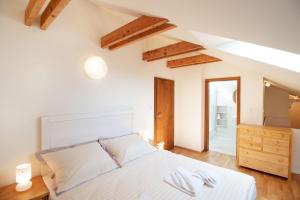 Llit o llits en una habitació de Pivovar Řevnice