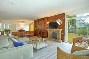 sala de estar con sofá y chimenea en Beach Villa Can Ros, en Puerto Pollensa