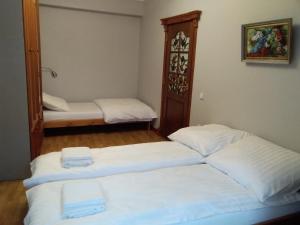 dwa łóżka w pokoju z lustrem w obiekcie SECESJA HOUSE w Oświęcimiu