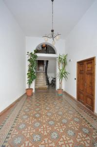 um corredor com vasos de plantas e uma porta em La Corte em Arezzo