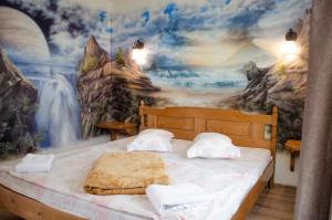 1 dormitorio con una pintura en la pared en Pensiunea Hubertus, en Bistriţa