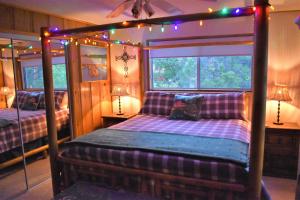 Tempat tidur dalam kamar di Dream Getaway with Secluded Spa