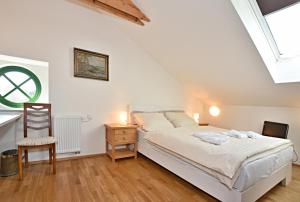 Llit o llits en una habitació de Pivovar Řevnice