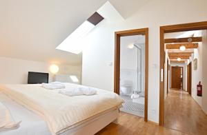 Llit o llits en una habitació de Pivovar Řevnice