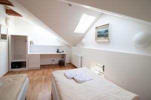 Llit o llits en una habitació de Pivovar Řevnice