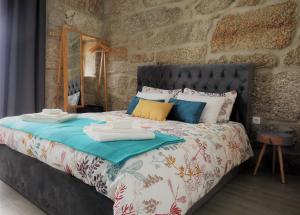 A bed or beds in a room at Villa Boas House