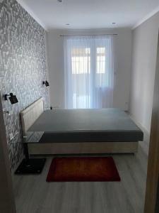 Ένα ή περισσότερα κρεβάτια σε δωμάτιο στο Napsugár Apartmanház