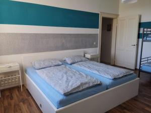 - une chambre avec 2 lits avec des draps bleus dans l'établissement Ferienwohnung Harmonie 45 m2, à Solingen