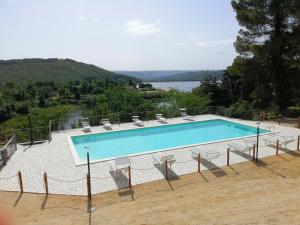 - une piscine avec des chaises et une vue sur le lac dans l'établissement Scacco Matto, à Baschi
