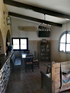 uma sala de estar com uma mesa e uma sala de jantar em La pension del Parador em Galisteo