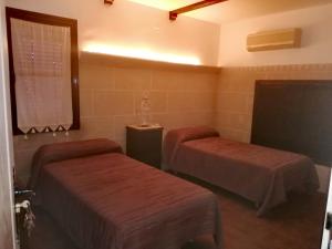 Łóżko lub łóżka w pokoju w obiekcie La pension del Parador