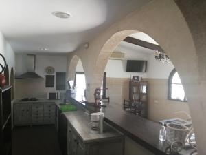 kuchnia z ladą i łukiem w obiekcie La pension del Parador w mieście Galisteo +13 zdjęć