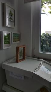 una mesa con una caja en una habitación con ventana en Guesthouse Jet, en Kaštela