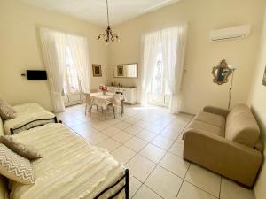 um quarto com uma cama, uma mesa e um sofá em Summerhome em Nápoles
