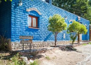 un edificio azul con un cartel delante en Azul Humahuaca Hostal en Humahuaca