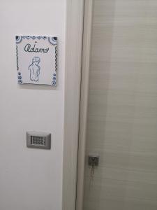 マテーラにあるIl Peccato Originaleのバスルームへのドア(壁に看板あり)