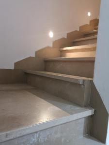 マテーラにあるIl Peccato Originaleのコンクリートの階段が空の部屋