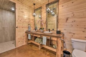 ein Blockhausbad mit 2 Waschbecken und einem WC in der Unterkunft Spacious Pearl Lake Retreat with Yard and Private Dock in Cold Spring + 20 Fotos