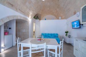 a kitchen and dining room with a table and chairs at Nivis Avis in Polignano a Mare