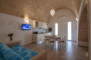 a kitchen and living room with a table and chairs at Nivis Avis in Polignano a Mare