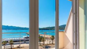 a room with a view of the beach and water at Appartamento Fronte Mare Bilocale in Portoferraio