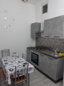 Η κουζίνα ή μικρή κουζίνα στο OLBIA CENTER VIA ROMA 22