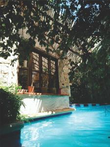 The swimming pool at or close to Jungle Lodge CANCUN AEROPUERTO