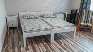 ボルクフにあるPokoje Gościnne Bolkówのベッド1台(枕2つ付)