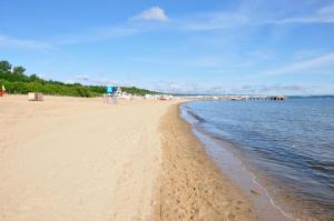 piaszczystą plażę z widokiem na wodę w obiekcie Top Sea Apartament 1 w Gdańsku