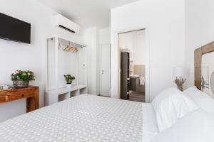 um quarto branco com 2 camas e uma casa de banho em Ca' Mira - Room&Breakfast em Savio di Ravenna
