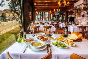 a table with plates of food on a table at Apart-hotel em Gramado, padrão 4 estrelas, no centro in Gramado