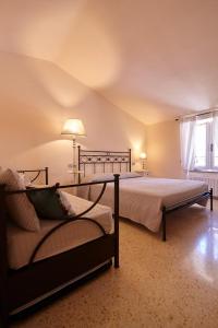 een slaapkamer met 2 bedden en een bank bij CORE MIO in Assisi