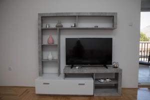 een woonkamer met een flatscreen-tv op een entertainmentcentrum bij Oasis of Peace in Trebinje