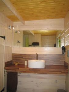 y baño con lavabo y espejo. en Bulle d'R, en Dournazac