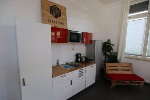 Küche/Küchenzeile in der Unterkunft Luftiges Upcycling Studio im EG - Zentral