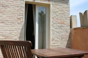 una mesa de madera sentada frente a una ventana en Castello Montegiove, en Fano