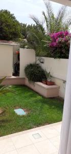 a garden with plants and flowers in a yard at Casa Nostra in Pula