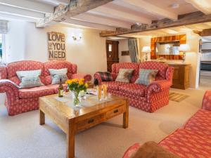 Posezení v ubytování Higher Collaton Cottage