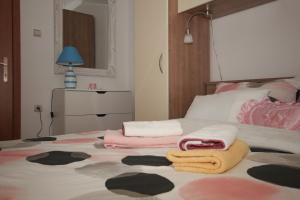 Ein Bett oder Betten in einem Zimmer der Unterkunft Apartman Lucija & Luka