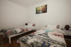 Ein Bett oder Betten in einem Zimmer der Unterkunft Apartman Lucija & Luka