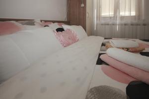 Ein Bett oder Betten in einem Zimmer der Unterkunft Apartman Lucija & Luka
