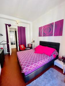 Un pat sau paturi într-o cameră la Chambres dans guest house Centre ville