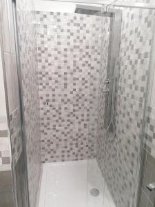 アグローポリにあるCosta bluのバスルーム(ガラスドア付きのシャワー付)