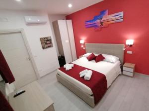 アグローポリにあるCosta bluの赤いベッドルーム(タオル付きのベッド付)