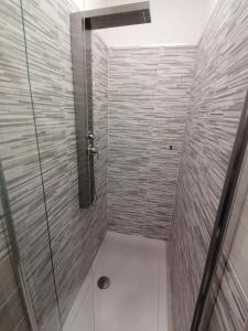 アグローポリにあるCosta bluのバスルーム(ガラスドア付きのシャワー付)