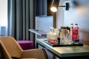 Příslušenství pro přípravu čaje a kávy v ubytování Boutique Hotel Erb München Parsdorf