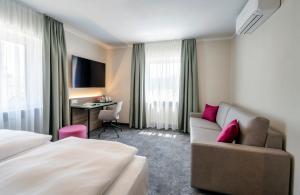 TV a/nebo společenská místnost v ubytování Boutique Hotel Erb München Parsdorf